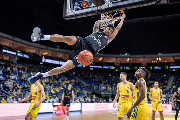 Basketball Berlin 12.12.2021 Saison 2021 2022 1. Bundesliga easyCredit BBL Alba Berlin - FC Bayern München Basketball Nick Weiler-Babb (München, No.00) Jaleen Smith (Alba Berlin, No.03) re.