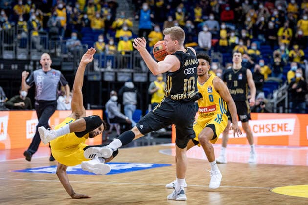 Basketball Berlin 12.12.2021 Saison 2021 2022 1. Bundesliga easyCredit BBL Alba Berlin - FC Bayern München Basketball Ognjen Jaramaz (München, No.10) Johannes Thiemann (Alba Berlin, No.32)