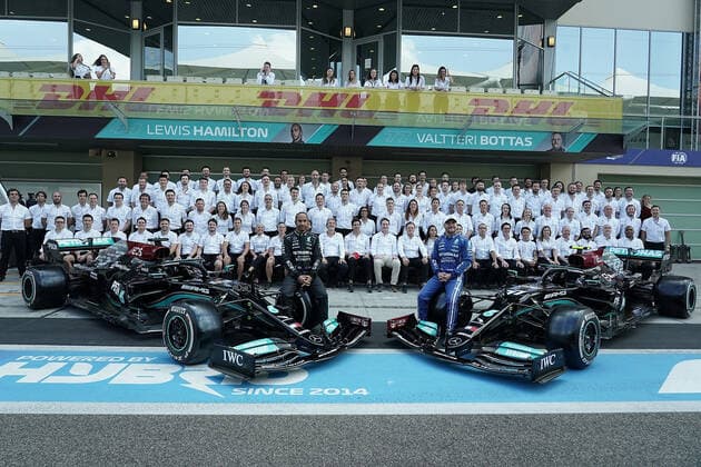 12.12.2021, Yas Marina Circuit, Abu Dhabi, FORMULA 1 ETIHAD AIRWAYS ABU DHABI GRAND PRIX 2021 , im Bild Abschlussfoto vom Mercedes-AMG Petronas Formula One Team, alle Teammitglieder tragen zu Ehren von Valtteri Bottas (FIN), Mercedes-AMG Petronas Formula One Team dessen Konterfei als Maske. Lewis Hamilton (GBR), Mercedes-AMG Petronas Formula One Team, Teamchef und Geschäftsführer Toto Wolff (Mercedes-AMG Petronas F1 Team) trägt die Maske verkehrtherum, Vorstandsvorsitzender Ola Källenius (Daimler AG). (Foto EU-Images) Abu Dhabi Yas Marina Circuit Vereinigten Arabischen Emirate