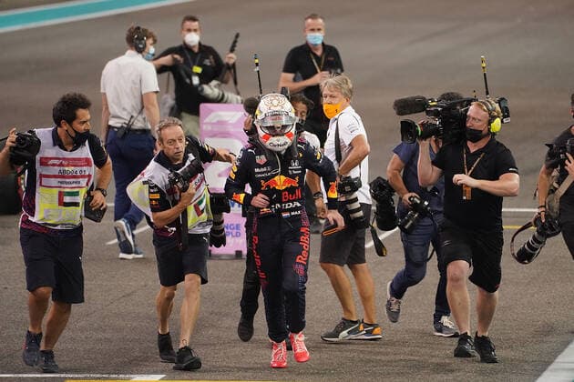 12.12.2021, Yas Marina Circuit, Abu Dhabi, FORMULA 1 ETIHAD AIRWAYS ABU DHABI GRAND PRIX 2021 , im Bild Der neue Formel 1 Weltmeister Max Verstappen (NEL), Red Bull Racing Honda (Foto EU-Images) Abu Dhabi Yas Marina Circuit Vereinigten Arabischen Emirate