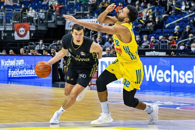 12.12.2021, xlakx, Basketball BBL Bundesliga, Alba Berlin - FC Bayern Muenchen emspor, v.l.Vladimir Lucic (FC Bayern Muenchen No.11),Johannes Thiemann (Alba Berlin No.32),Zweikampf, Aktion, action, battle for the ball Berlin