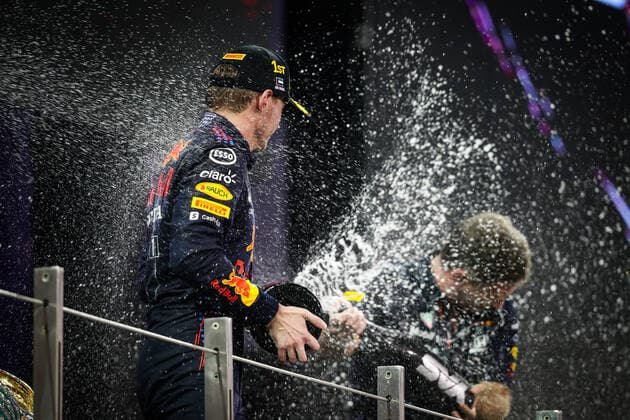 VERSTAPPEN Max (ned), Red Bull Racing Honda RB16B, HORNER Christian (gbr), Team Principal of Red Bull Racing, portrait podium during the Formula 1 Etihad Airways Abu Dhabi Grand Prix 2021, 22th round of the 2021 FIA Formula One World Championship, WM, Weltmeisterschaft from December 10 to 12, 2021 on the Yas Marina Circuit, in Yas Island, Abu Dhabi - F1 - ABU DHABI GRAND PRIX 2021 - RACE DPPI Panoramic 20211212_GOODEN_FGO01386