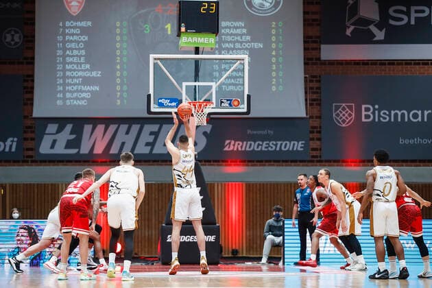 GER, Wuerzburg, s.Oliver Arena, 12.12.2021, emspor, emonline, despor, deonline, s.Oliver Wuerzburg vs. Basketball Loewen Braunschweig, easyCredit BBL, 10. Spieltag Bild: Benedikt Turudic (Basketball Loewen Braunschweig) mit dem Freiwurf Copyright: HMBxMedia JulienxBecker