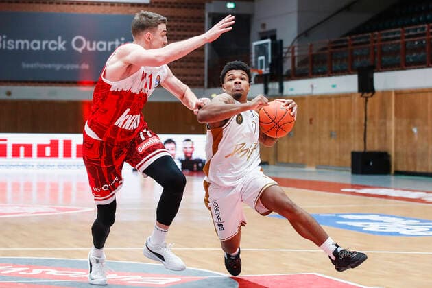 GER, Wuerzburg, s.Oliver Arena, 12.12.2021, emspor, emonline, despor, deonline, s.Oliver Wuerzburg vs. Basketball Loewen Braunschweig, easyCredit BBL, 10. Spieltag Bild: v. l. Tomasz Gielo (s.Oliver Wuerzburg) gegen Tookie Brown (Basketball Loewen Braunschweig) Copyright: HMBxMedia JulienxBecker