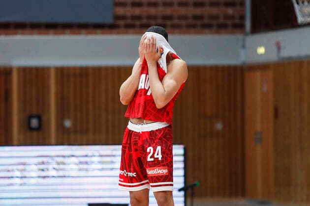 GER, Wuerzburg, s.Oliver Arena, 12.12.2021, emspor, emonline, despor, deonline, s.Oliver Wuerzburg vs. Basketball Loewen Braunschweig, easyCredit BBL, 10. Spieltag Bild: Enttaeuschung bei Cameron Hunt (s.Oliver Wuerzburg) Copyright: HMBxMedia JulienxBecker