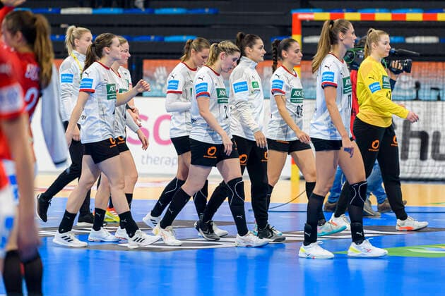 Handball, Frauen: WM, Dänemark - Deutschland, Hauptrunde, Gruppe 3, 3. Spieltag die Mannschaft von Deutschland, unzufrieden enttäuscht enttaeuscht niedergeschlagen frustriert, Barcelona Spanien