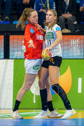 Handball, Frauen: WM, Dänemark - Deutschland, Hauptrunde, Gruppe 3, 3. Spieltag v.li. Anne Mette Hansen (Daenemark), Alicia Stolle (Deutschland Ferencvaros Budapest) Barcelona Spanien