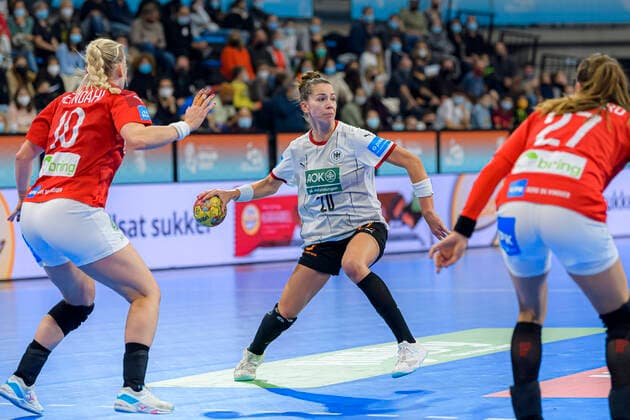 Handball, Frauen: WM, Dänemark - Deutschland, Hauptrunde, Gruppe 3, 3. Spieltag v.li. Kathrine Heindahl (Daenemark), Emily Boelk Bölk (Deutschland Ferencvaros Budapest), Louise Burgaard (Daenemark) Barcelona Spanien