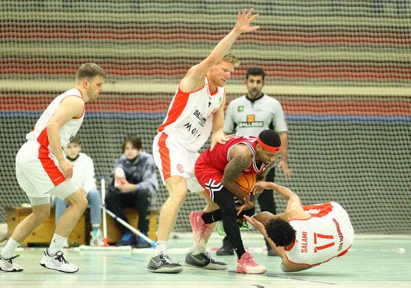 Basketball, ProB BARMER 2. Basketball Bundesliga, ProB Nord, Elfter Spieltag, ETV Hamburg - RheinStars Köln (84:74). Fabian Paetsch, Tobias Lange (ETV, v.l.), Vincent Golson (Köln), Mubarak Salami (ETV, r.). Wandsbek Hamburg