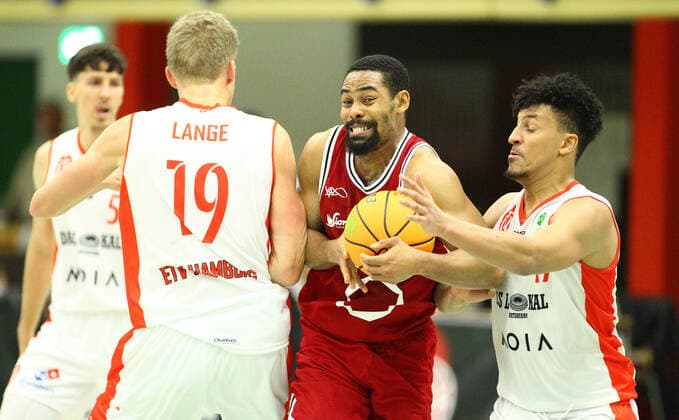 Basketball, ProB BARMER 2. Basketball Bundesliga, ProB Nord, Elfter Spieltag, ETV Hamburg - RheinStars Köln (84:74). Tobias Lange (ETV, l.), Marley Jean-Louis (Köln, M.), Mubarak Salami (ETV). Wandsbek Hamburg