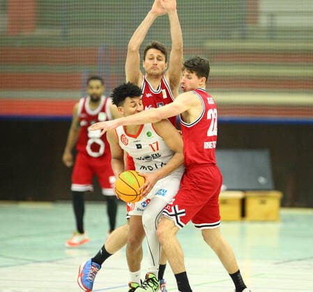 Basketball, ProB BARMER 2. Basketball Bundesliga, ProB Nord, Elfter Spieltag, ETV Hamburg - RheinStars Köln (84:74). Mubarak Salami (ETV, l.), Thomas Michel, Valentin Blass (Köln, v.l.). Wandsbek Hamburg