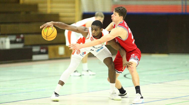 Basketball, ProB BARMER 2. Basketball Bundesliga, ProB Nord, Elfter Spieltag, ETV Hamburg - RheinStars Köln (84:74). Karl Dia (ETV, l.), Valentin Blass. Wandsbek Hamburg