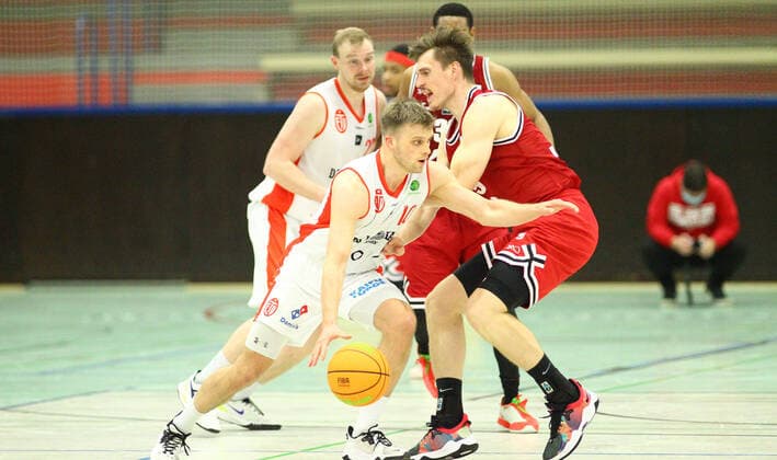 Basketball, ProB BARMER 2. Basketball Bundesliga, ProB Nord, Elfter Spieltag, ETV Hamburg - RheinStars Köln (84:74). Fabian Paetsch (ETV, l.), Florian Wendeler. Wandsbek Hamburg