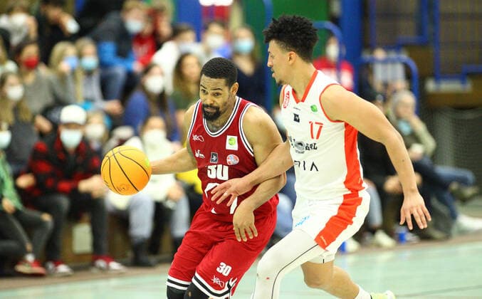 Basketball, ProB BARMER 2. Basketball Bundesliga, ProB Nord, Elfter Spieltag, ETV Hamburg - RheinStars Köln (84:74). Marley Jean-Louis (Köln, l.), Mubarak Salami. Wandsbek Hamburg