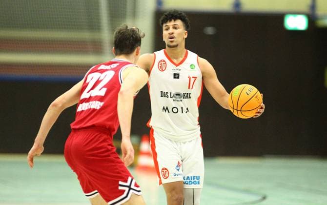 Basketball, ProB BARMER 2. Basketball Bundesliga, ProB Nord, Elfter Spieltag, ETV Hamburg - RheinStars Köln (84:74). Valentin Blass (Köln, l.), Mubarak Salami. Wandsbek Hamburg