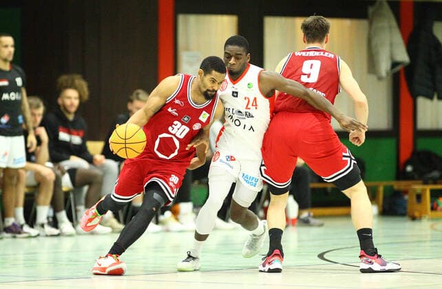 Basketball, ProB BARMER 2. Basketball Bundesliga, ProB Nord, Elfter Spieltag, ETV Hamburg - RheinStars Köln (84:74). Marley Jean-Louis (Köln, l.), Karl Dia (ETV, M.), Florian Wendeler (Köln). Wandsbek Hamburg