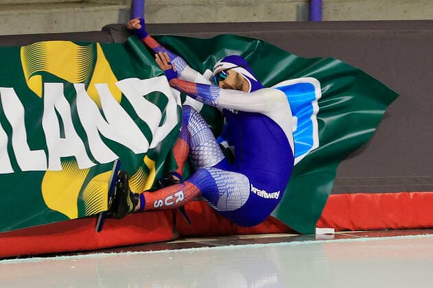 Sport Themen der Woche KW49 Sport Bilder des Tages December 12, 2021, Calgary, Alberta, Canada: ARTEM AREFYEV of Russia crashes while competing in the mens 500m event, ISU World Cup Speed skating, Eisschnelllauf competition at the Olympic Oval in Calgary, Alberta, Canada. Calgary Canada - ZUMAc212 20211212_zsp_c212_005 Copyright: xDavexChidleyx
