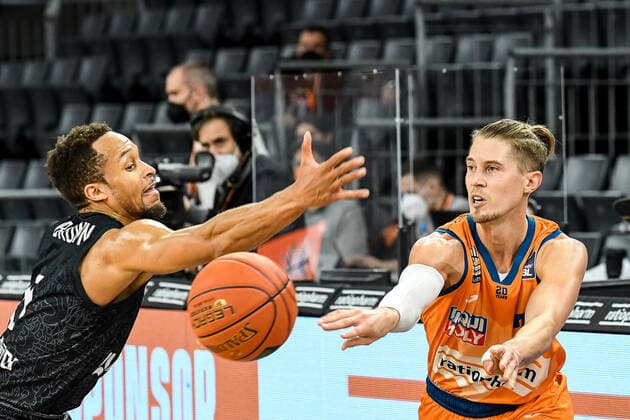 GER, BBL, ratiopharm ulm vs Hamburg Towers 12.12.2021, ratiopharm arena, Neu-Ulm, GER, BBL, ratiopharm ulm vs Hamburg Towers, im Bild Jaylon Brown (Hamburg, 0) kann ein Zuspiel von Thomas Klepeisz (Ulm, 22) nicht verhindern