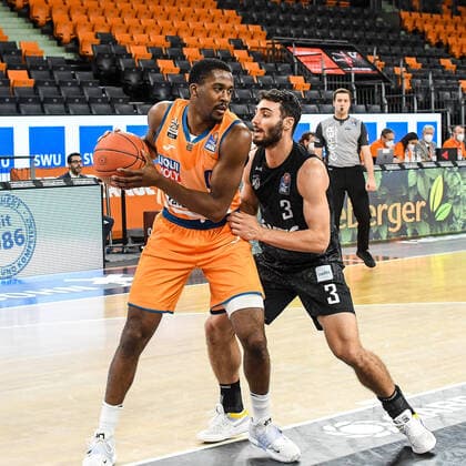 GER, BBL, ratiopharm ulm vs Hamburg Towers 12.12.2021, ratiopharm arena, Neu-Ulm, GER, BBL, ratiopharm ulm vs Hamburg Towers, im Bild Semaj Christon (Ulm, 0), Max Dileo (Hamburg, 3)