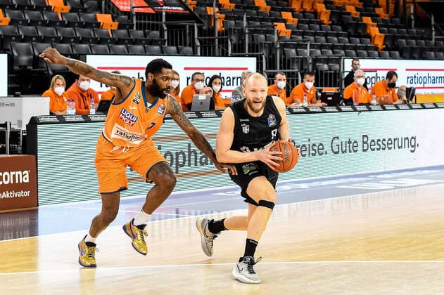 GER, BBL, ratiopharm ulm vs Hamburg Towers 12.12.2021, ratiopharm arena, Neu-Ulm, GER, BBL, ratiopharm ulm vs Hamburg Towers, im Bild Robin Christen (Hamburg, 8) setzt sich gegen Sindarius Thornwell (Ulm, 7) durch