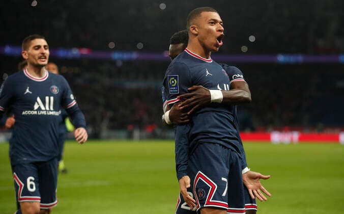 Sport Themen der Woche KW49 Sport Bilder des Tages (211213) -- PARIS, Dec. 13, 2021 -- Kylian Mbappe of Paris Saint-Germain celebrates his goal during the Ligue 1 match between Paris Saint-Germain and Monaco in Paris, France, Dec. 12, 2021. (SP)FRANCE-PARIS-FOOTBALL-LIGUE 1-PSG VS MONACO GaoxJingtonglian 