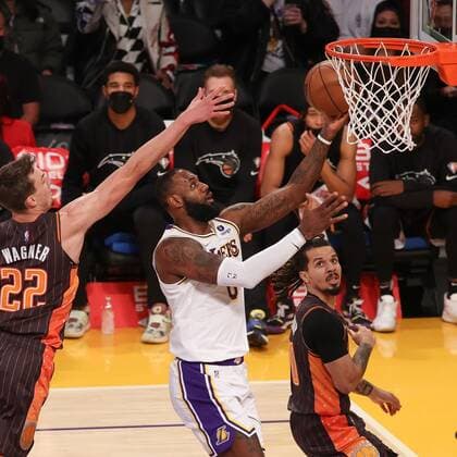 LeBron James of the Lakers (C) jumps with the ball to the basket during an NBA, Basketball Herren, USA game between the Los Angeles Lakers and the Orlando Magic, at the Crypto.com Center in Los Angeles, USA, 12 December 2021. Los Angeles Lakers vs Orlando Magic !ACHTUNG: NUR REDAKTIONELLE NUTZUNG!  Copyright: xPHILLIPxKIMx AME4087 20211213-fd5226f574f596329682b64a3a94f8b8fe51b56f