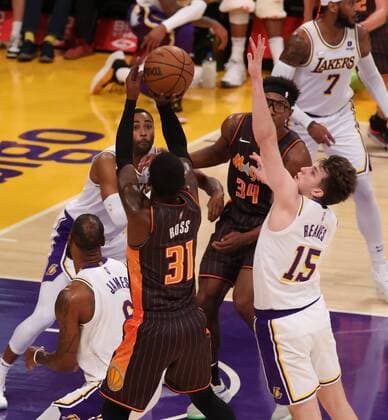 Terrence Ross (C) of the Magic jumps to the basket under the defense of Austin Reaves (R) of the Lakers during an NBA, Basketball Herren, USA game between the Los Angeles Lakers and the Orlando Magic, at the Crypto.com Center in Los Angeles, USA, 12 December 2021. Los Angeles Lakers vs Orlando Magic !ACHTUNG: NUR REDAKTIONELLE NUTZUNG!  Copyright: xPHILLIPxKIMx AME4110 20211213-8c5e9af746d9f8a8887d9e429cf0963427320377