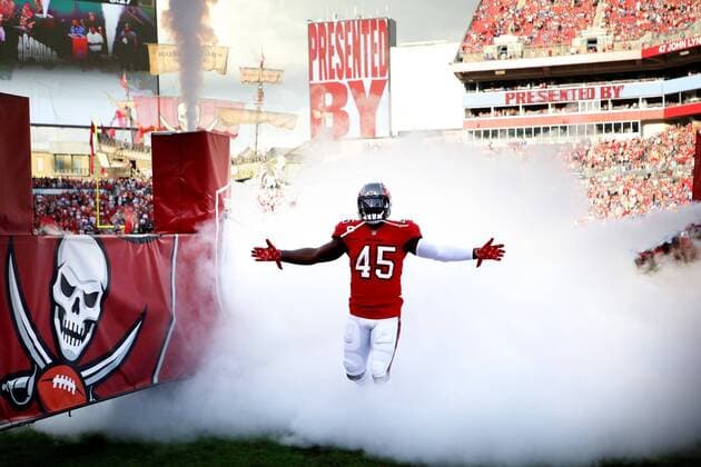 Sport Themen der Woche KW49 Sport Bilder des Tages December 12, 2021, TAMPA, Florida, USA: Tampa Bay Buccaneers linebacker Devin White (45) sinks into smoke while making his way onto the field before the first quarter of the game between the Tampa Bay Buccaneers and the Buffalo Bills on Sunday, Dec. 12, 2021, at Raymond James Stadium in Tampa. TAMPA USA - ZUMAs70_ 0144583189st Copyright: xDouglasxR.xCliffordx
