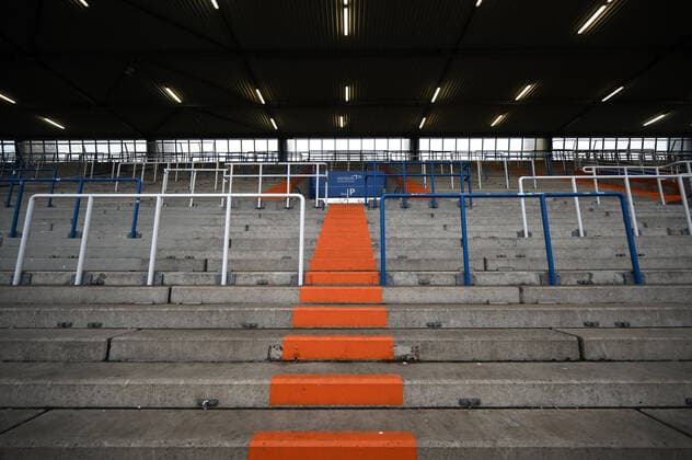 Leere Ostkurve im Vonovia Ruhrstadion, Stehplätze waren nicht zugelassen 11.12.2021, Fussball GER, Saison 2021 2022, 1. Bundesliga, 15. Spieltag, VfL Bochum - Borussia Dortmund 1:1, Foto: Maik Hölter TEAM2sportphoto