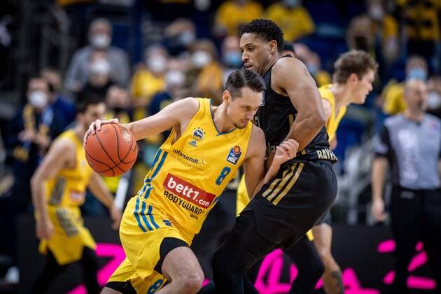Basketball Berlin 12.12.2021 Saison 2021 2022 1. Bundesliga easyCredit BBL Alba Berlin - FC Bayern MÂ¸nchen Basketball Marcus Eriksson (Alba Berlin, No.08) Augustine Rubit (MÂ¸nchen, No.21)