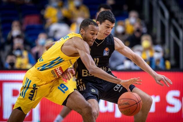 Basketball Berlin 12.12.2021 Saison 2021 2022 1. Bundesliga easyCredit BBL Alba Berlin - FC Bayern MÂ¸nchen Basketball Louis Olinde (Alba Berlin, No.19) Vladimir Lucic (MÂ¸nchen, No.11)