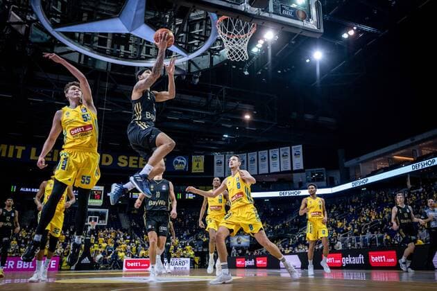 Basketball Berlin 12.12.2021 Saison 2021 2022 1. Bundesliga easyCredit BBL Alba Berlin - FC Bayern MÂ¸nchen Basketball Nick Weiler-Babb (MÂ¸nchen, No.00) Ben Lammers (Alba Berlin, No.55) li. Marcus Eriksson (Alba Berlin, No.08)