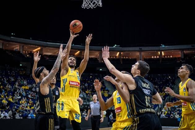 Basketball Berlin 12.12.2021 Saison 2021 2022 1. Bundesliga easyCredit BBL Alba Berlin - FC Bayern MÂ¸nchen Basketball Johannes Thiemann (Alba Berlin, No.32) Nick Weiler-Babb (MÂ¸nchen, No.00) li.