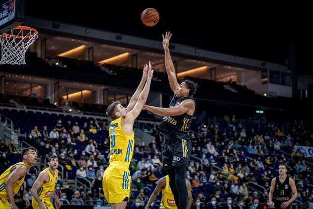 Basketball Berlin 12.12.2021 Saison 2021 2022 1. Bundesliga easyCredit BBL Alba Berlin - FC Bayern MÂ¸nchen Basketball Augustine Rubit (MÂ¸nchen, No.21) Tim Schneider (Alba Berlin, No.10)
