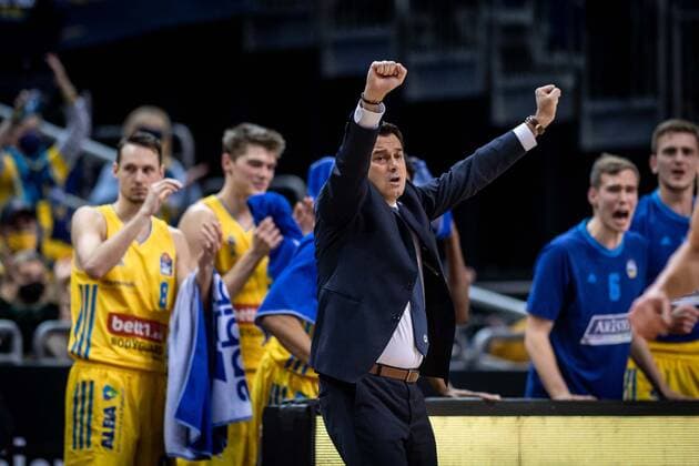 Basketball Berlin 12.12.2021 Saison 2021 2022 1. Bundesliga easyCredit BBL Alba Berlin - FC Bayern MÂ¸nchen Basketball Israel Gonzalez (Alba Berlin, Trainer) Jubel