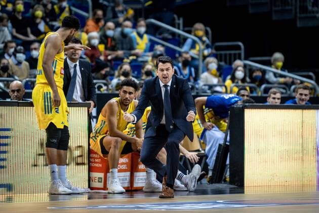 Basketball Berlin 12.12.2021 Saison 2021 2022 1. Bundesliga easyCredit BBL Alba Berlin - FC Bayern MÂ¸nchen Basketball Israel Gonzalez (Alba Berlin, Trainer) Jubel