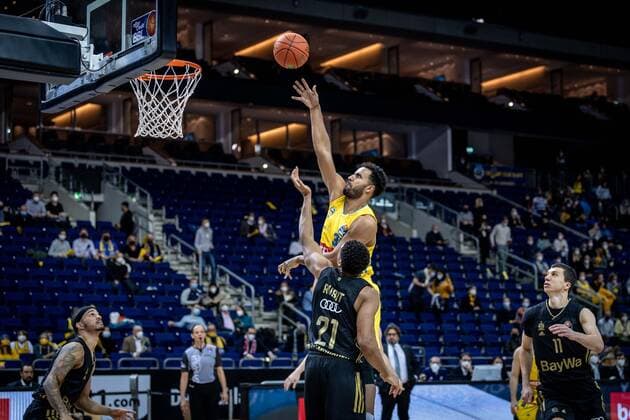 Basketball Berlin 12.12.2021 Saison 2021 2022 1. Bundesliga easyCredit BBL Alba Berlin - FC Bayern MÂ¸nchen Basketball Johannes Thiemann (Alba Berlin, No.32) Augustine Rubit (MÂ¸nchen, No.21)