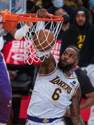December 12, 2021, Los Angeles, California, USA: LeBron James 6 of the Los Angeles Lakers dunks the ball during their regular season NBA, Basketball Herren, USA game with the Los Angeles Lakers on Sunday December 12, 2021 at the Staples Center in Los Angeles, California. Lakers defeat Magic, 106-94. PI Los Angeles USA - ZUMAp124 20211212_zaa_p124_023 Copyright: xJAVIERxROJASx