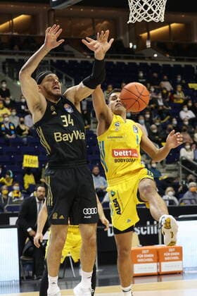 DEU, easyCredit BBL, ALBA vs. Bayern Muenchen, 12.12.2021, Mercedes-Benz-Arena, Berlin, DEU, easyCredit BBL, ALBA vs. Bayern Muenchen, im Bild Oscar da Silva (ALBA Berlin 1), Gavin Schilling (FC Bayern Muenchen 34)