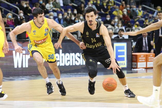DEU, easyCredit BBL, ALBA vs. Bayern Muenchen, 12.12.2021, Mercedes-Benz-Arena, Berlin, DEU, easyCredit BBL, ALBA vs. Bayern Muenchen, im Bild Yovel Zoosman (ALBA Berlin 50), Nihad Djedovic (FC Bayern Muenchen 14)
