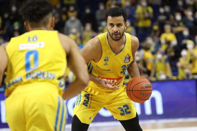 DEU, easyCredit BBL, ALBA vs. Bayern Muenchen, 12.12.2021, Mercedes-Benz-Arena, Berlin, DEU, easyCredit BBL, ALBA vs. Bayern Muenchen, im Bild Johannes Thiemann (ALBA Berlin 32)