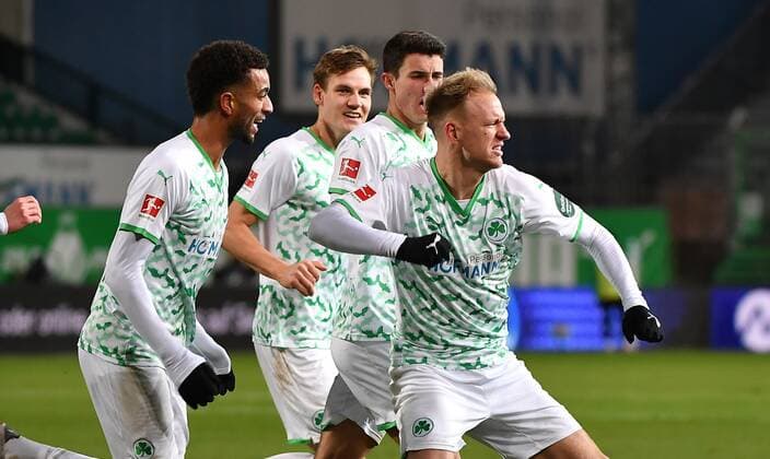 Sport Themen der Woche KW49 12.12.2021 - Fussball - Saison 2021 2022 - 1. Fussball - Bundesliga - 15. Spieltag: SpVgg Greuther Fürth ( Kleeblatt ) - 1. FC Union Berlin ( Eisern Union ) - Sportfoto Zink MeZi - DFL regulations prohibit any use of photographs as image sequences and or quasi-video - only for editorial use - Torjubel Jubel Freude nach Treffer Tor Torschuß zum 1:0 durch Havard Nielsen (16, SpVgg Greuther Fürth ) - Timothy Tillman (21, SpVgg Greuther Fürth ) Max Christiansen (13, SpVgg Greuther Fürth ) Marco Meyerhöfer Meyerhoefer (18, SpVgg Greuther Fürth ) Havard Nielsen (16, SpVgg Greuther Fürth ) *** 12 12 2021 Fussball Saison 2021 2022 1 Fussball Bundesliga 15 Spieltag SpVgg Greuther Fürth Kleeblatt 1 FC Union Berlin Eisern Union Sportfoto Zink MeZi DFL regulations prohibit any use of photographs as image sequences and or quasi video only for editorial use Torjubel Jubel Freude nach Treffer Torschuss zum 1 0 durch Havard Nielsen 16, SpVgg Greuther Fürth Timothy Tillman 21, SpVgg Greuther Fürth Max Christiansen 13, SpVgg Greuther Fürth Marco Meyerhöfer Meyerhoefer 18, SpVgg Greuther Fürth Havard Nielsen 16, SpVgg Greuther Fürth