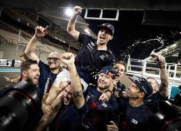 ABU DHABI - Max Verstappen celebrates with his team after winning the Formula 1 World Championship, WM, Weltmeisterschaft after the Abu Dhabi Grand Prix at the Yas Marina Circuit. REMKO DE WAAL F1 Grand Prix 2021 xVIxANPxSportx xxANPxIVx