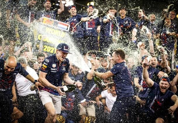 ABU DHABI - Max Verstappen celebrates with his team after winning the Formula 1 World Championship, WM, Weltmeisterschaft after the Abu Dhabi Grand Prix at the Yas Marina Circuit. REMKO DE WAAL F1 Grand Prix 2021 xVIxANPxSportx xxANPxIVx