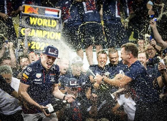 ABU DHABI - Max Verstappen celebrates with his team after winning the Formula 1 World Championship, WM, Weltmeisterschaft after the Abu Dhabi Grand Prix at the Yas Marina Circuit. REMKO DE WAAL F1 Grand Prix 2021 xVIxANPxSportx xxANPxIVx