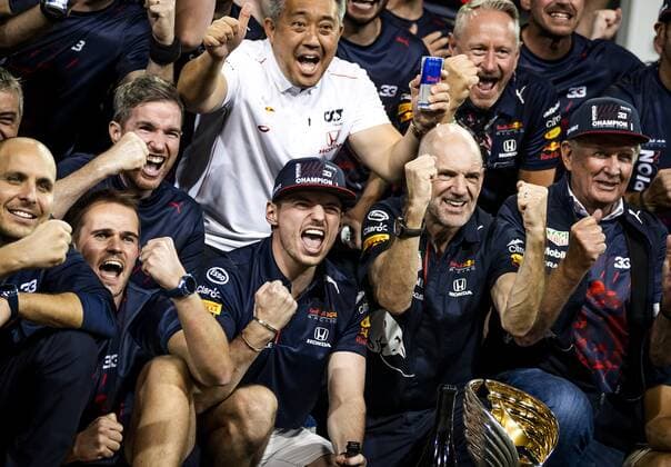 ABU DHABI - Max Verstappen celebrates with his team after winning the Formula 1 World Championship, WM, Weltmeisterschaft after the Abu Dhabi Grand Prix at the Yas Marina Circuit. REMKO DE WAAL F1 Grand Prix 2021 xVIxANPxSportx xxANPxIVx
