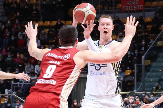 Sport Bilder des Tages Robin Benzing (Fortitudo Kigili Bologna) during the series A1 italian LBA basketball championship match Kigili Fortitudo Bologna Vs. Allianz Pallacanestro Trieste at the Paladozza sports palace - Bologna, December 13, 2021 - Photo: Michele Nucci  Copyright: xMichelexNuccix xIPAx xx 0