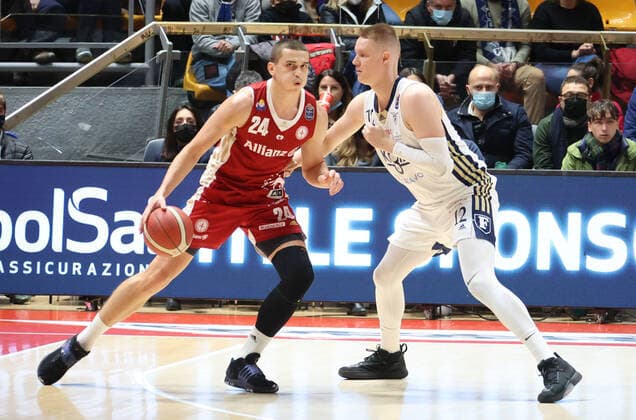 Andrejs Grazulis (Allianz Pallacanestro Trieste) thwarted by Robin Benzing (Fortitudo Kigili Bologna) during the series A1 italian LBA basketball championship match Kigili Fortitudo Bologna Vs. Allianz Pallacanestro Trieste at the Paladozza sports palace - Bologna, December 13, 2021 - Photo: Michele Nucci  Copyright: xMichelexNuccix xIPAx xx 0