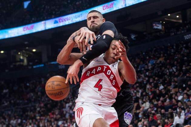 Sport Bilder des Tages December 13, 2021, Toronto, ON, CANADA: Sacramento Kings Alex Len battles for rebound with Toronto Raptors Scottie Barnes (4) during first half NBA, Basketball Herren, USA basketball action in Toronto, Monday, Dec. 13, 2021. Alex Len ; Scottie Barnes  - ZUMAc35_ 20211213_zaf_c35_093 Copyright: xChrisxYoungx