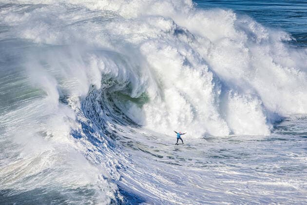 Bilder des Jahres 2021, Sport 12 Dezember Sport Themen der Woche KW50 Sport Bilder des Tages December 13, 2021, Nazare, Portugal: The Italian surfer, Francisco Porcella, rides a wave during the TUDOR Nazare Tow Surfing Challenge presented by Jogos Santa Casa, at Praia do Norte in Nazare. Nazare Portugal - ZUMAs197 20211213_zaa_s197_327 Copyright: xHenriquexCasinhasx